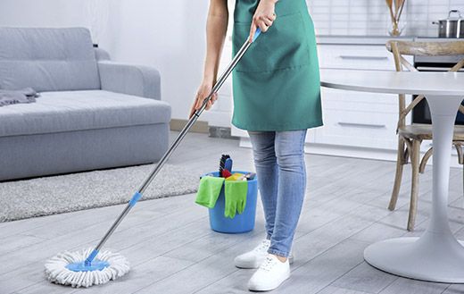 Espartero Mantenimientos Integrales mujer limpiando casa