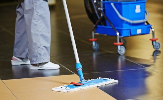 Espartero Mantenimientos Integrales persona limpiando piso